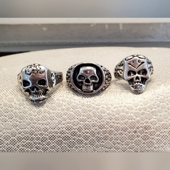 Vintage Jewelry - 💚5/$25 Bundle Lot Of 3 Silver & Black Toned Skull Ring Set Size 7, 7.5 & 8